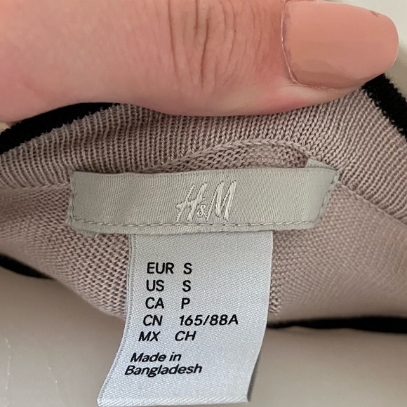 H&M very light purple button up sweater! - Picture 3 of 4